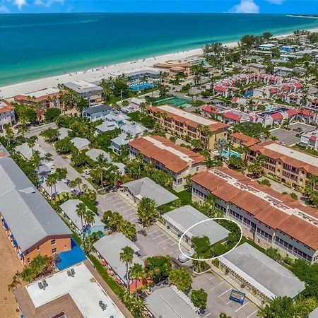 Tradewinds Cottage Completely Renovated Easy Beach & Pool Access